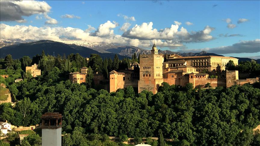 Mezquita de Granada, España, atrae visitantes durante el Ramadán