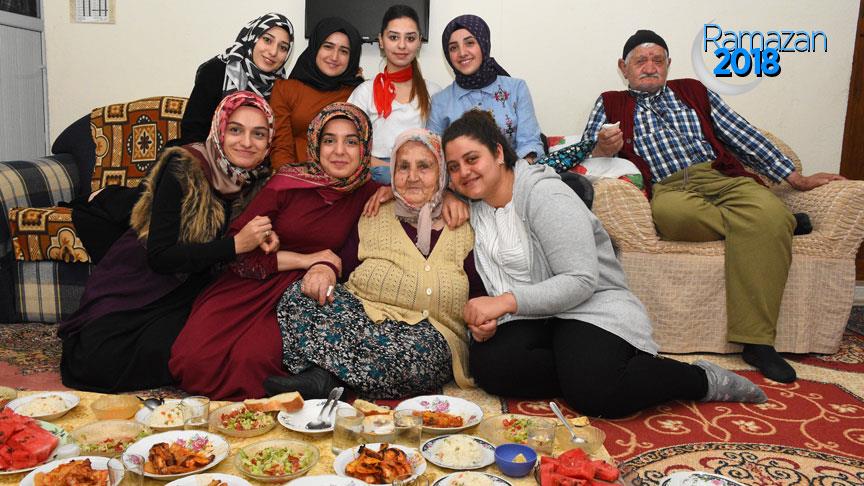 Yaşlıların iftar sofralarını şenlendiriyorlar