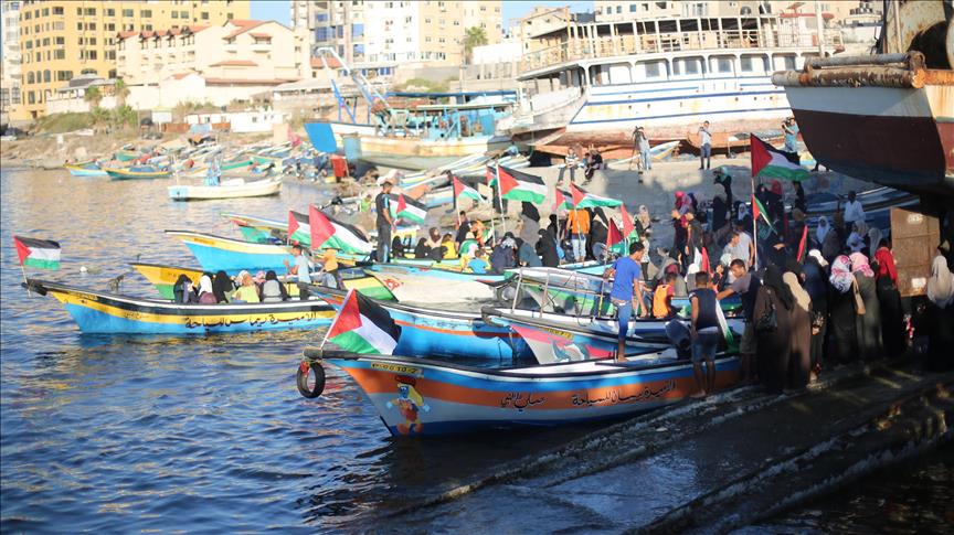 In bid to break siege, ship carrying 20 leaves Gaza