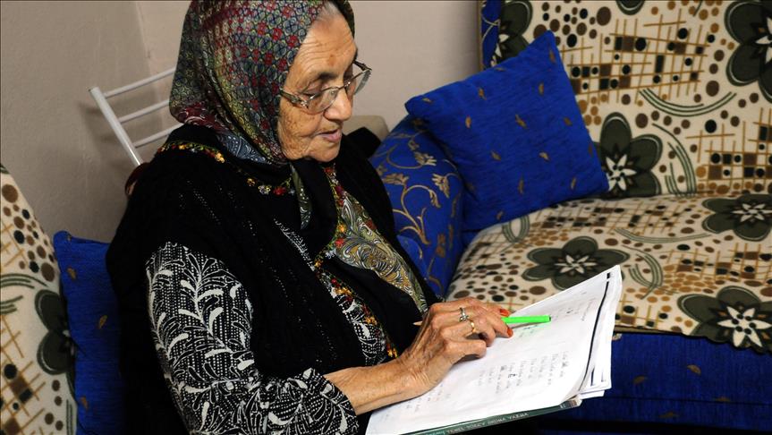 Gjyshja Meyrem ulet në bankat shkollore në moshën 85 vjeçare