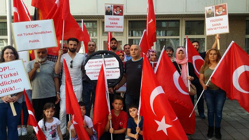 FETÖ'cülere sığınma hakkı veren Yunanistan Almanya'da protesto edildi