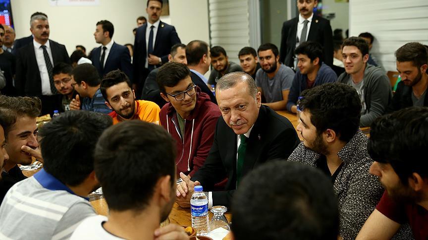 Cumhurbaşkanı Erdoğan&#39;dan gençlere sahur sürprizi