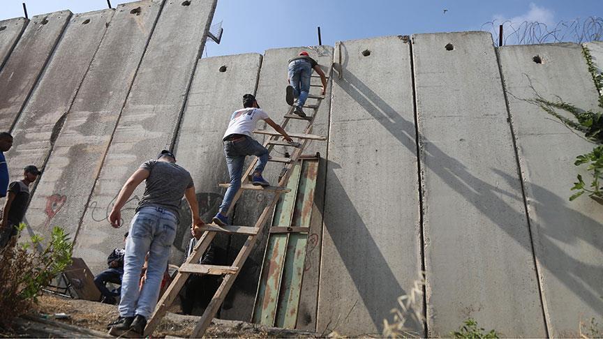 Udhëtim i vështirë i palestinezëve për të falur namazin në Aksa