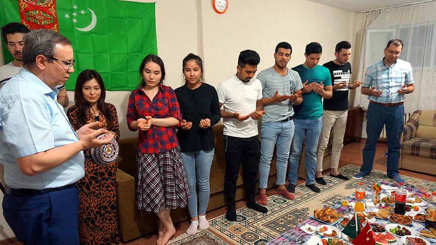 Öğrenciler rektörlerini iftarda ağırladı