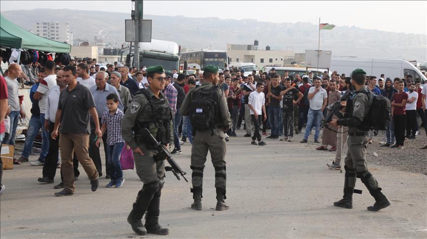 Israeli forces arrest 12 worshippers in Al-Aqsa complex