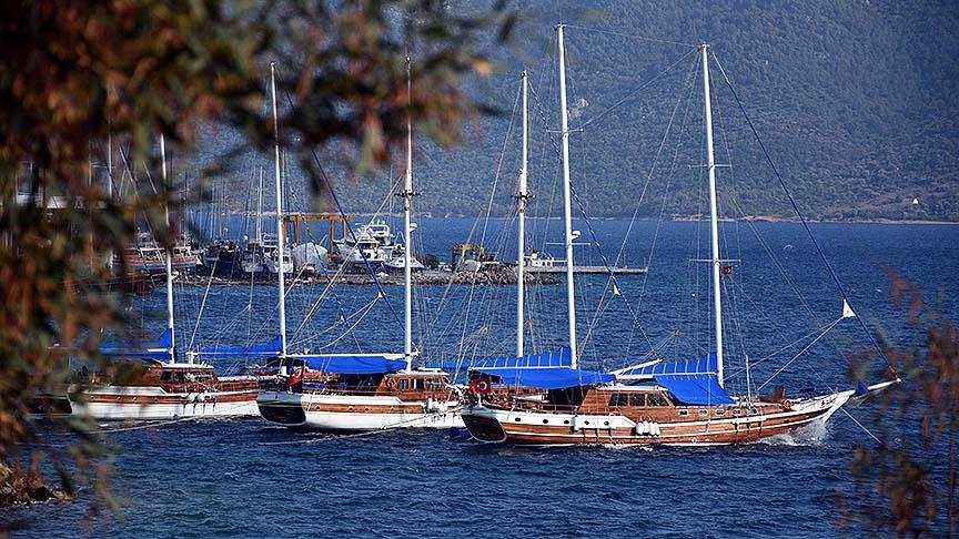 Mavi lacivert sularda Bodrum guletleri
