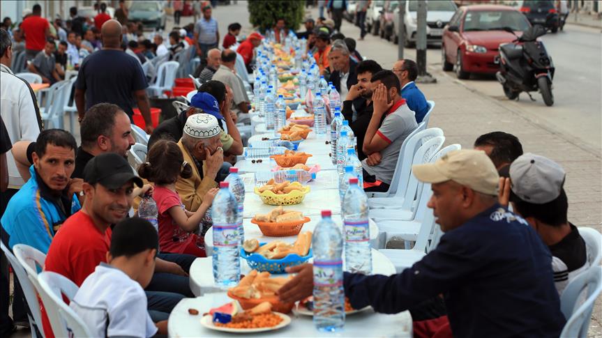 تونس في رمضان.. موائد الكبارية تجمع المحتاجين وعابري السّبيل