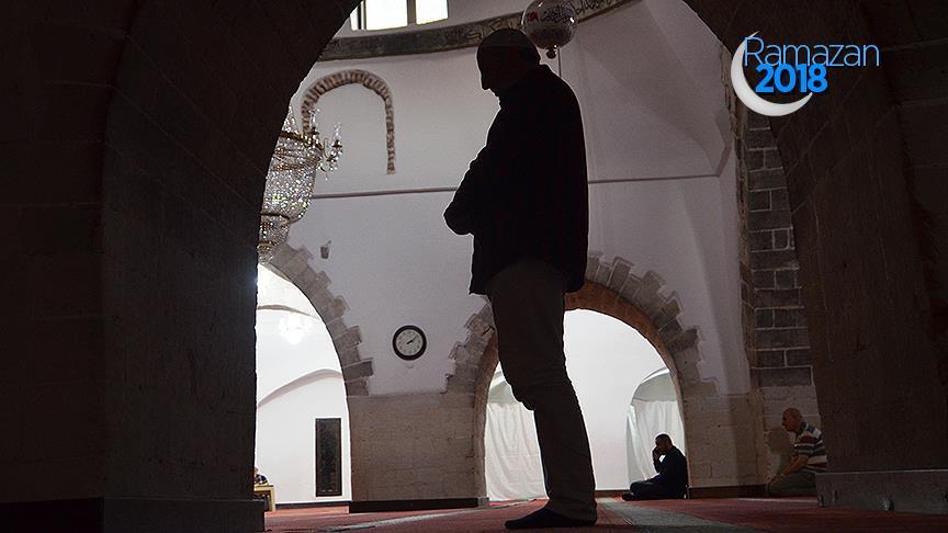 Tarihi camilerde 'itikaf'a giriyorlar