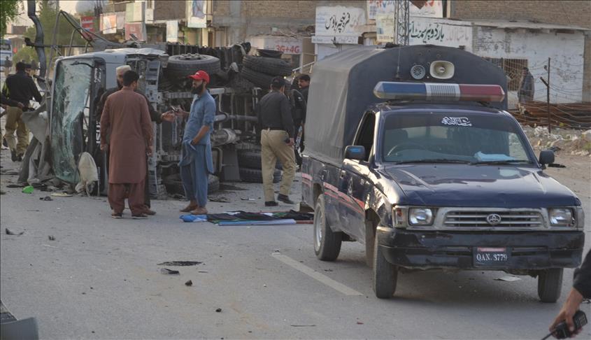 2 police officers killed an explosion in Pakistan