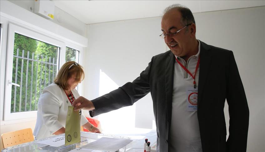 Turcos en el extranjero comienzan a votar en elecciones presidenciales