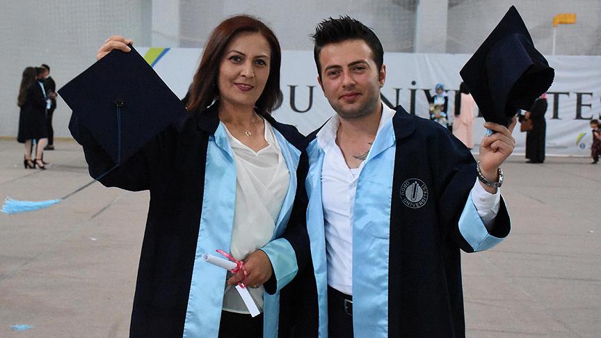Anne oğul diplomalarını birlikte aldı 