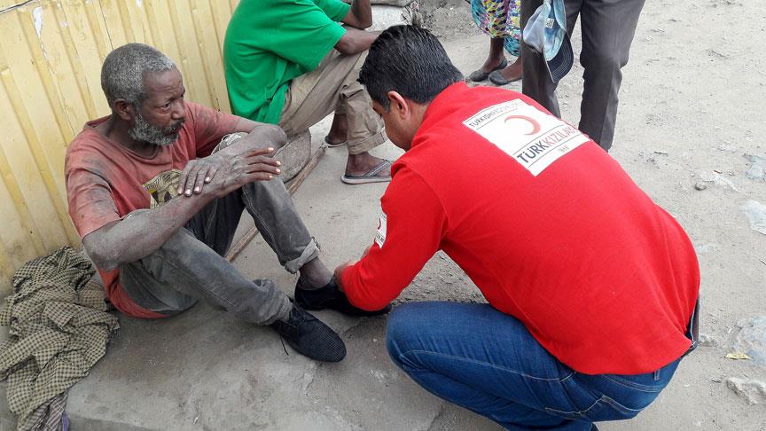 Türk Kızılayı yöneticisi Etiyopya'da ayakkabısını da bağışladı
