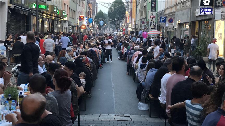 Köln'ün Türk caddesinde 'teröre karşı birlik' iftarı