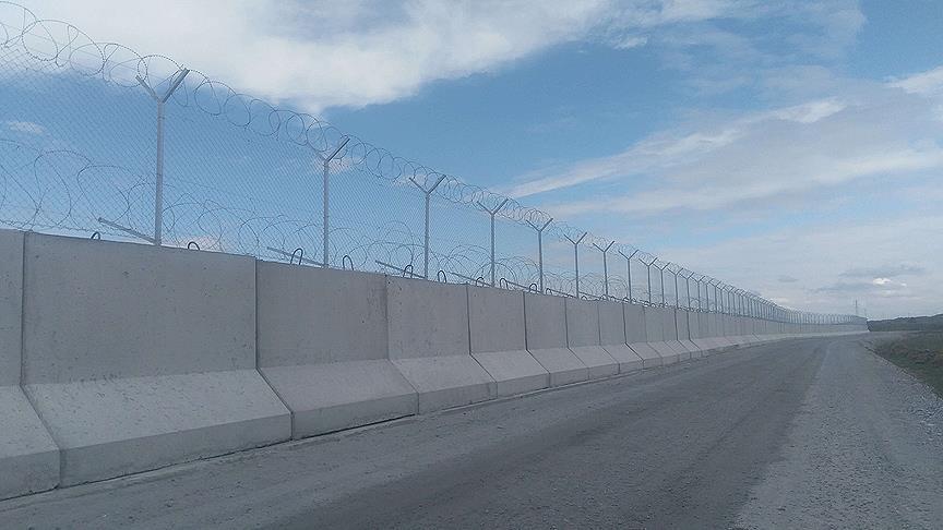Турция построила большой участок стены на границе с Сирией 