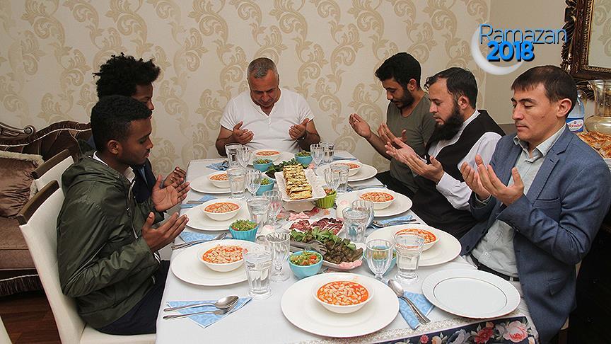 Yabancı öğrencilere gönül sofralarını açıyorlar