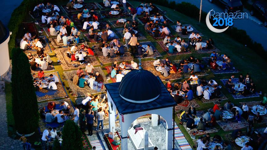 Bosna Hersek'in 'yerde çiçekler açtıran' iftar sofrası