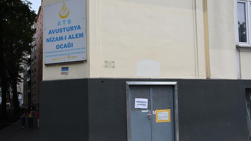 Austrians protest closing mosques, expelling imams