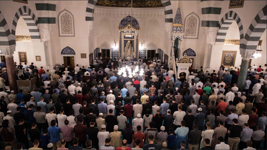 الولايات المتحدة مسلمون يحيون ليلة القدر في مركز الديانة التركي بميريلاند