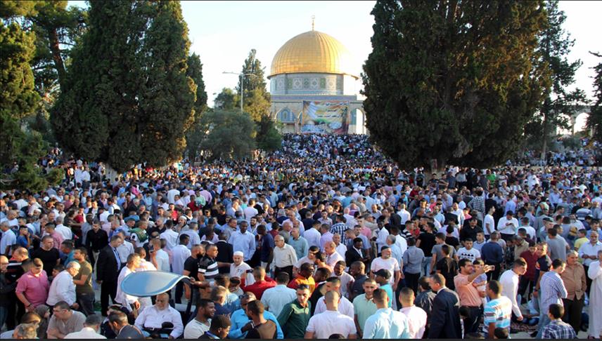 90 الفا أد وا صلاة العيد في المسجد الاقصى