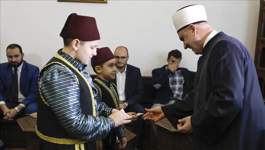 Bajramsko čestitanje kod reisa Kavazovića: Baklava i kafa za goste, bajram-banka za najmlađe