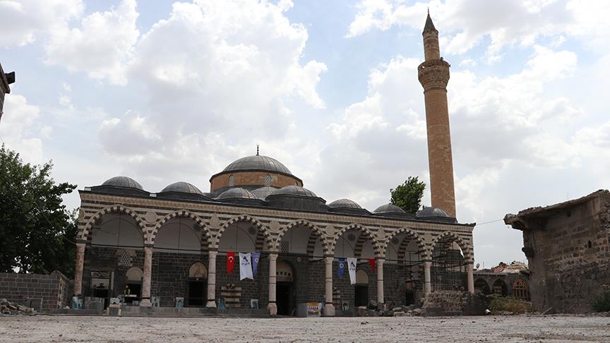PKK'lıların yaktığı tarihi camiyi devlet ayağa kaldırıyor