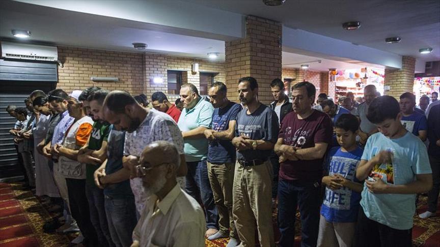 Les Musulmans d'Athènes célèbrent les prières de l’Aid el-Fitr dans des caves