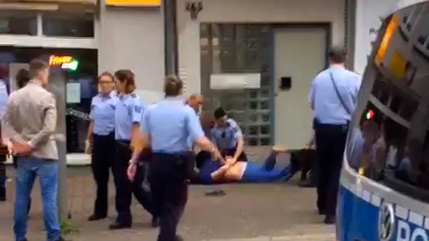 Almanya'da bir Türk'e polis köpeği ile şiddet