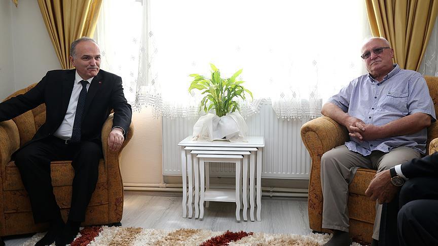 Bakan Özlü şehit ailesini ziyaret etti