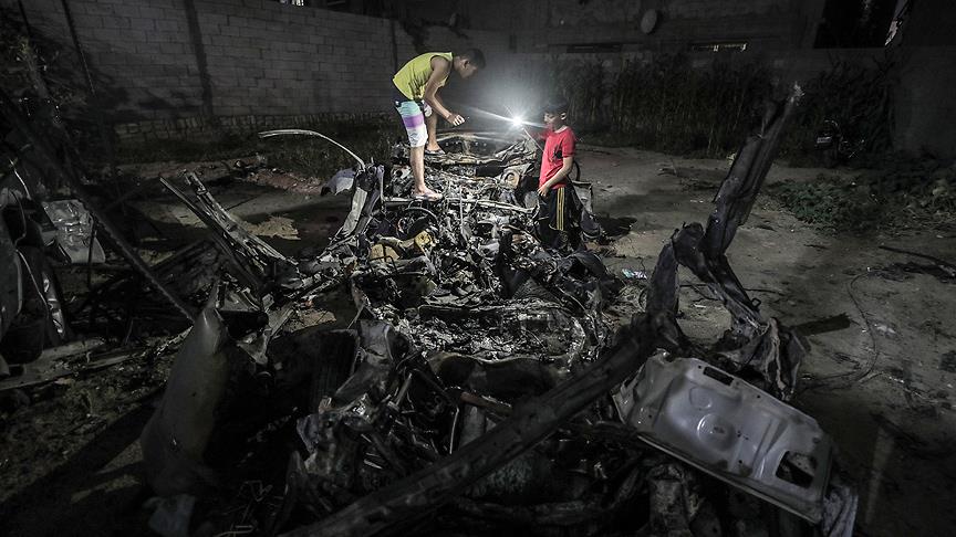 İsrail savaş uçakları Gazze'de 'sivil aracı' vurdu