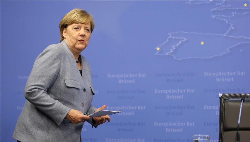 Merkel given 2-week deadline over anti-refugee measures