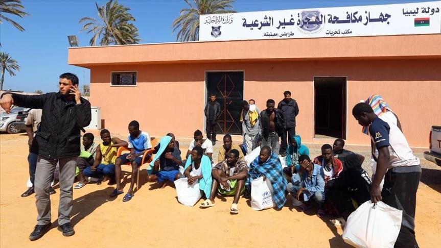 البحرية الليبية تنقذ 112 مهاجرًا غير شرعي وتنتشل 5 جثث