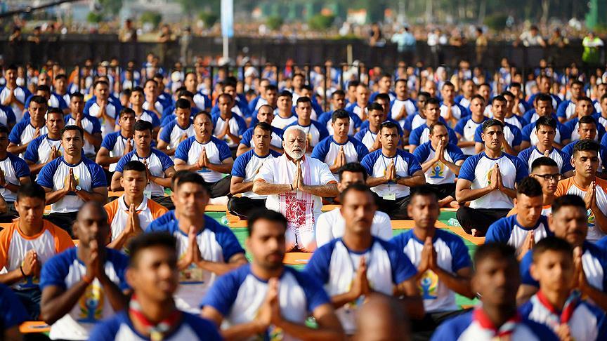 50 bin kişiyle yoga yaptı