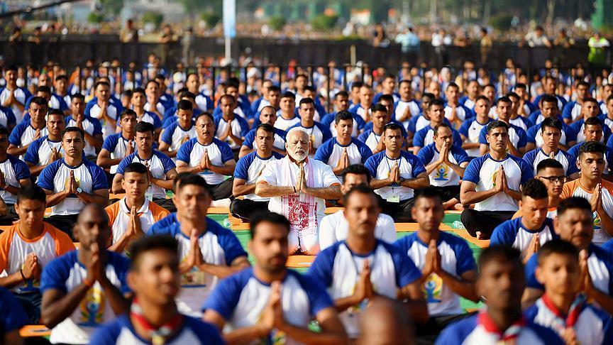 Kryeministri i Indisë bën joga së bashku me 50 mijë persona