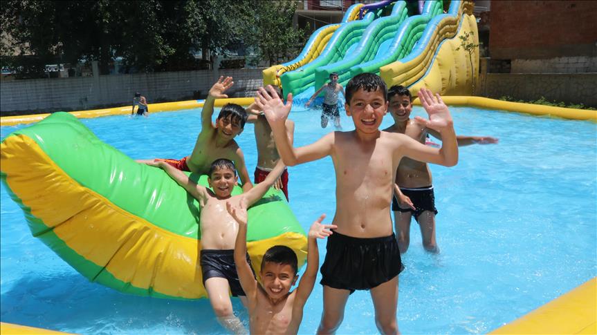 Görevlendirme yapılan belediyeden çocuklara yüzme havuzu