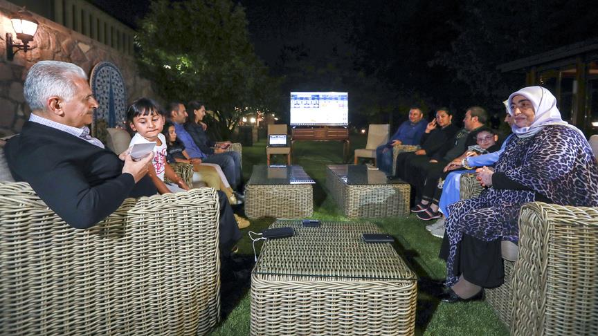 Başbakan Yıldırım seçim sonuçlarını ailesiyle izledi