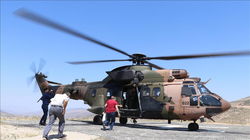 Helicópteros militares llevan papeletas de votación a regiones remotas en Turquía