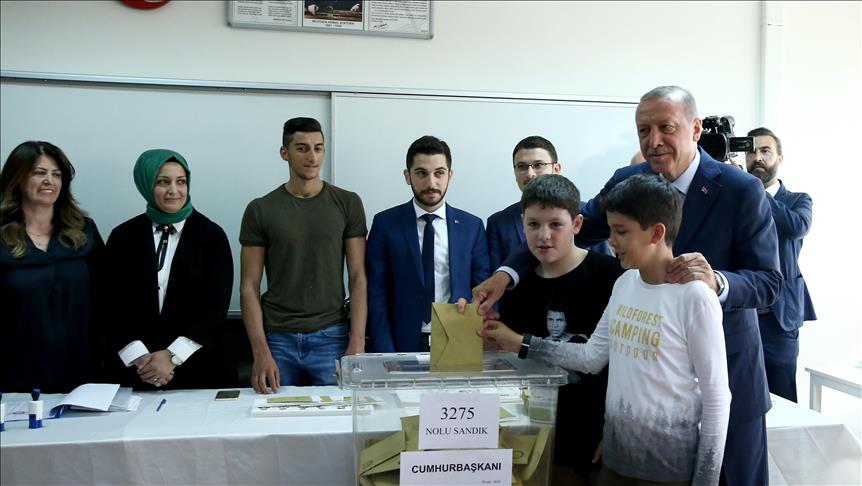 Turkish president casts his vote in Istanbul