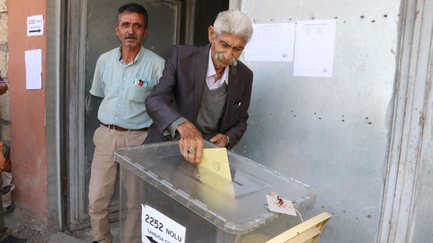 Köyde kurulan sandıkta 2 seçmen oy kullandı