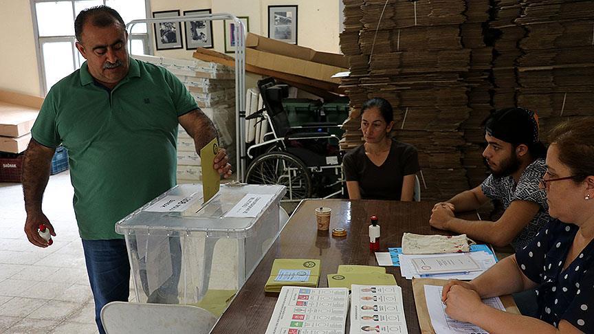 Ermeni vatandaşlar oylarını kullandı