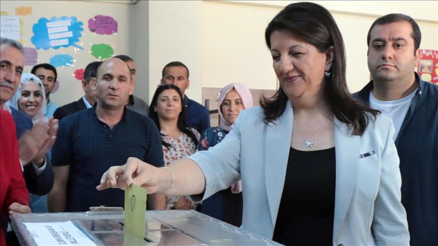 الرئيسة المشاركة لـ "الشعوب الديمقراطي" تدلي بصوتها في الانتخابات التركية