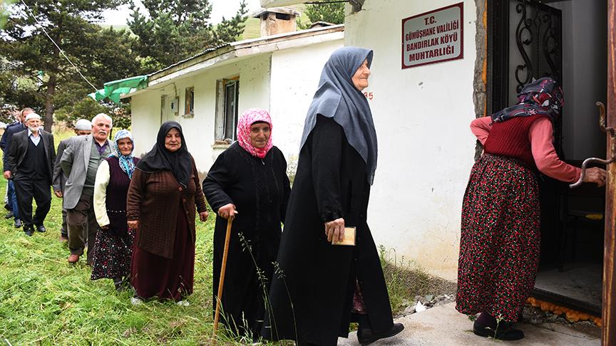 15 seçmenli köyde oy kullanma işlemi yarım saatte bitti 