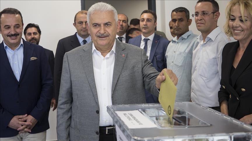 نخست‌وزیر ترکیه رای خود را در ازمیر به صندوق انداخت