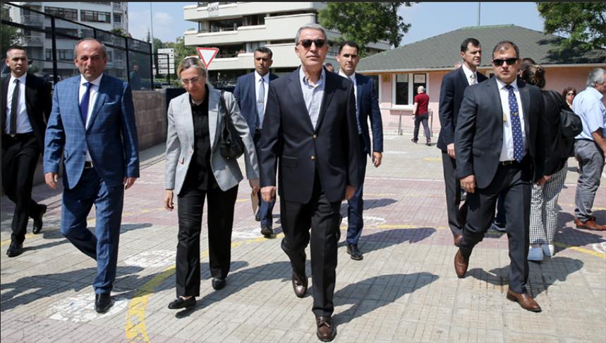 رئيس هيئة الأركان التركية خلوصي أكار يدلي بصوته في أحد المراكز الانتخابية بالعاصمة أنقرة