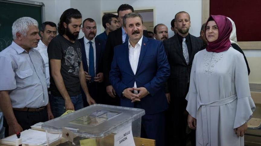 زعيم "الاتحاد الكبير" يدلي بصوته في الانتخابات التركية