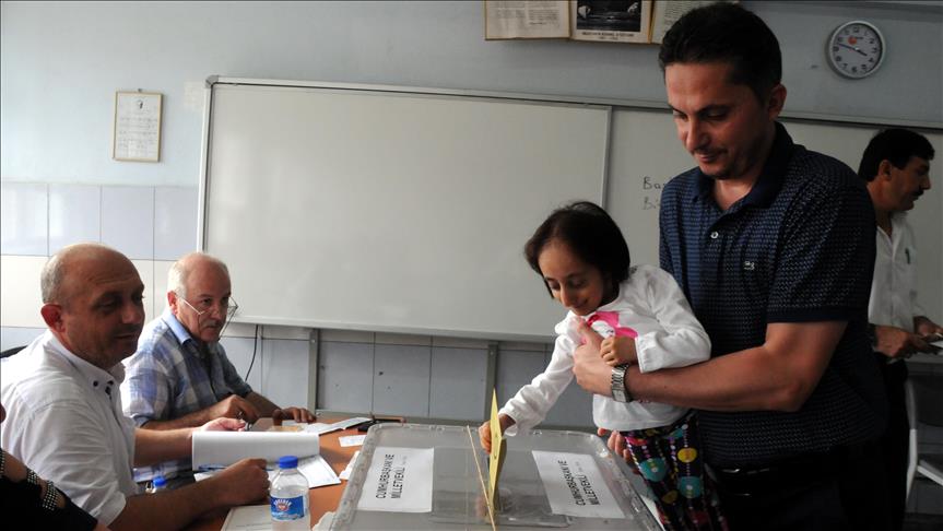Gruaja më e shkurtër në Turqi shfrytëzon të drejtën e votës