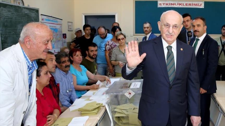 رئيس البرلمان يدلي بصوته في الانتخابات التركية