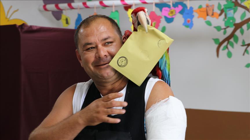 Zgjedhjet në Turqi, votues me veshje tradicionale dhe papagall mbi supe