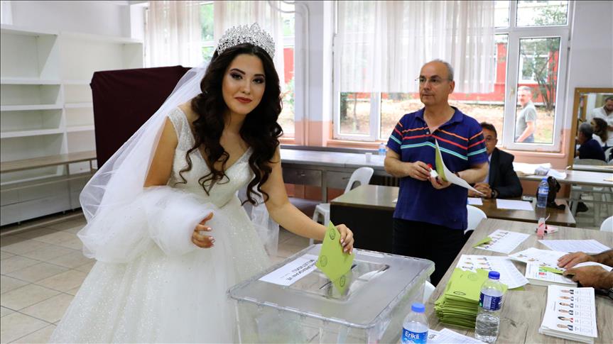 Turquie : Des citoyennes votent en robe de mariée 