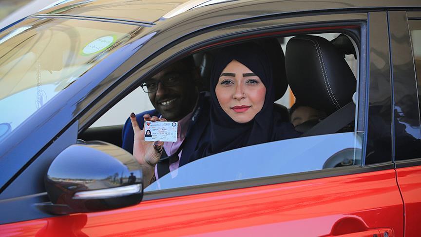 بلومبيرغ: السعودية ستجني من "قيادة المرأة" عوائد تماثل طرح أرامكو