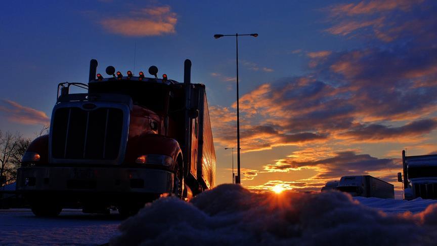كندا تواجه عجزا في سائقي الشاحنات رغم بلوغ الراتب السنوي 75 ألف دولار